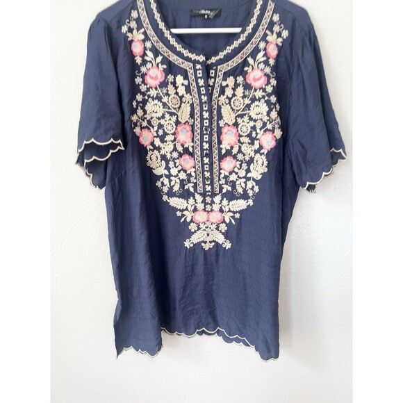 Andree by Unit Embroidered Floral Boxy Blue Blouse Size XXL 2X Scalloped Hem Top - Picture 2 of 8
